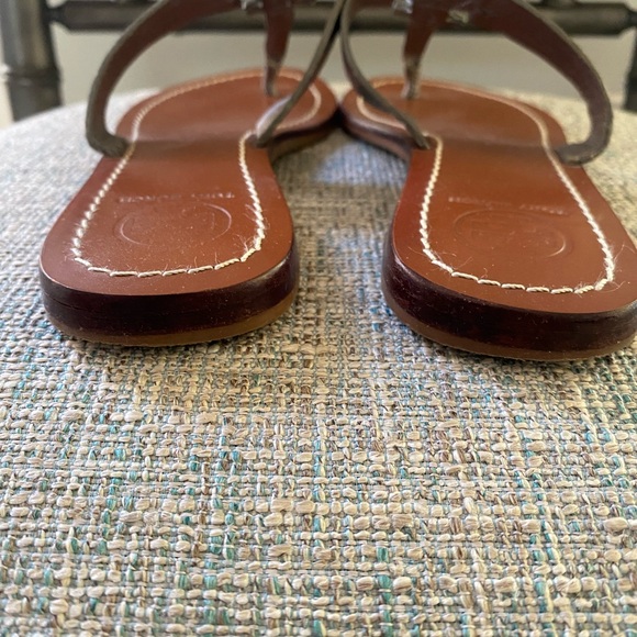 Tory Burch Moore Silver Metallic T Strap Sandal Size 6M *Excellent Condition* - Picture 5 of 6